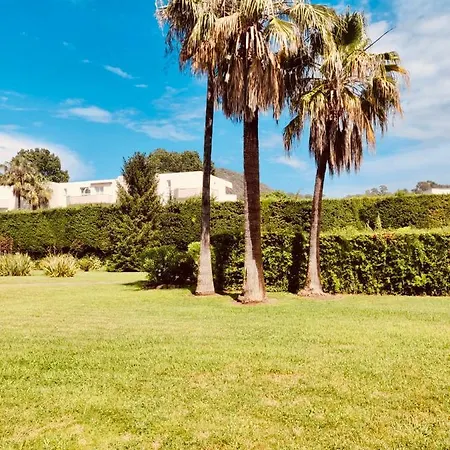 Grand Avec Piscine Et Proche De La Apartment